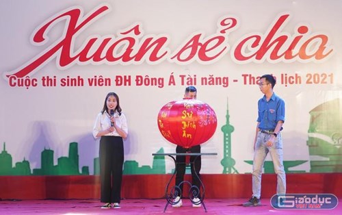 Trao vé xe cho sinh viên miền Trung gặp khó khăn về quê đón Tết